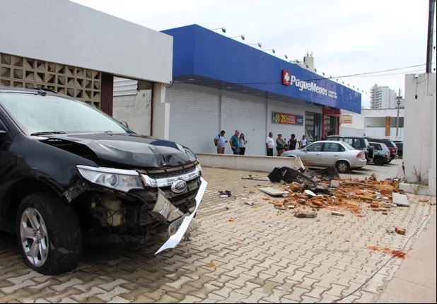 Idosa confunde freio com acelerador e causa acidente 