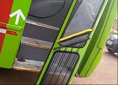 Porta do ônibus que caiu