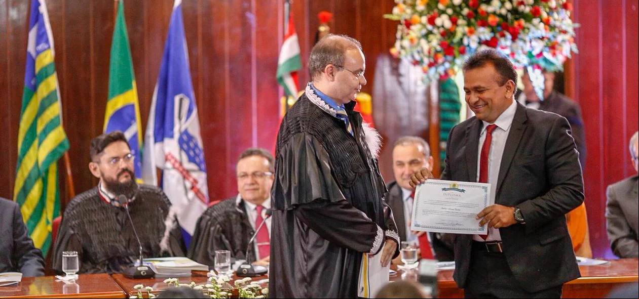 Fábio Abreu sendo diplomado
