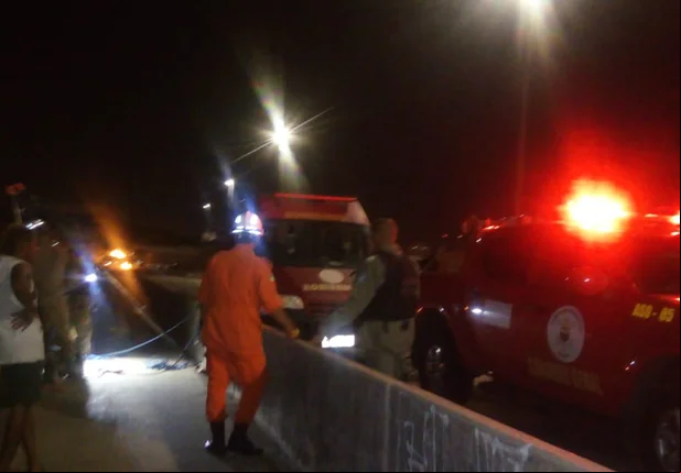 Corpo de Bombeiros resgata homem embaixo da Ponte da Amizade