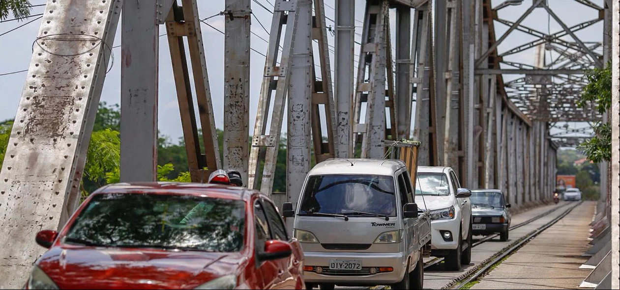 Movimentação de veículos na ponte