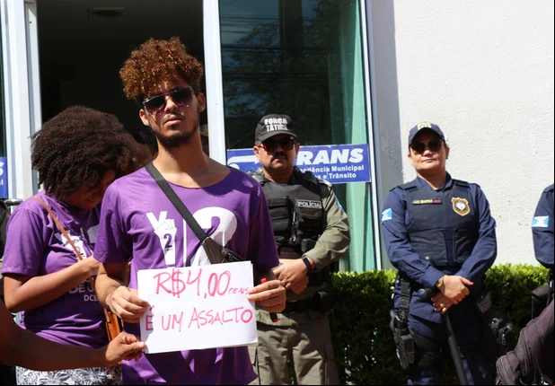 Populares realizam manifestação em frente a Strans