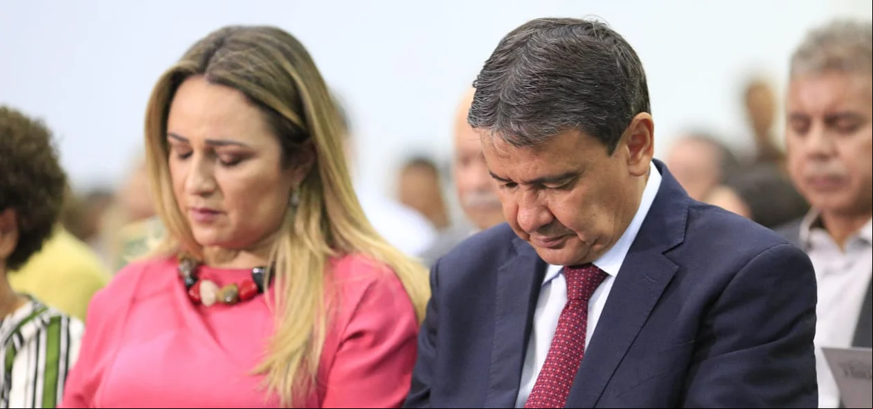 Rejane e Wellington em momento de oração