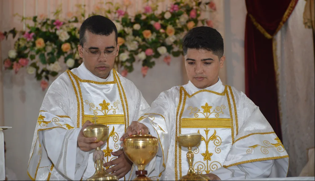 Diáconos ajudam na celebração