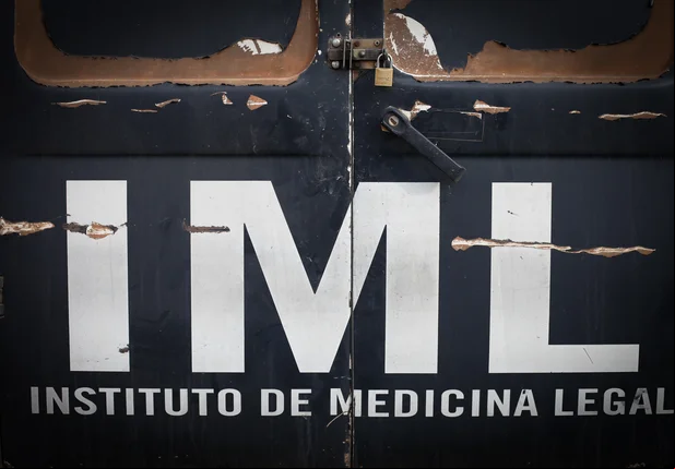 IML esteve no local 