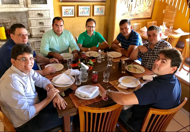 Reunião de deputados aliados a Themistocles Filho