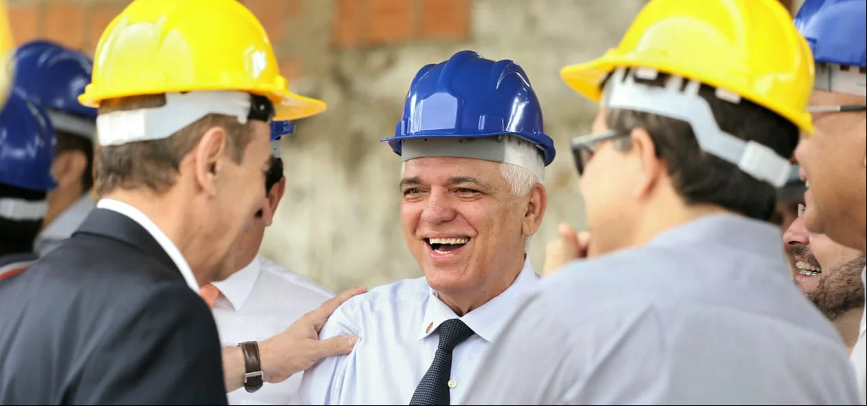 Themístocles Filho durante visita a obras de construção da nova maternidade de Teresina