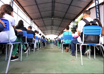 Estudantes na abertura do ano letivo