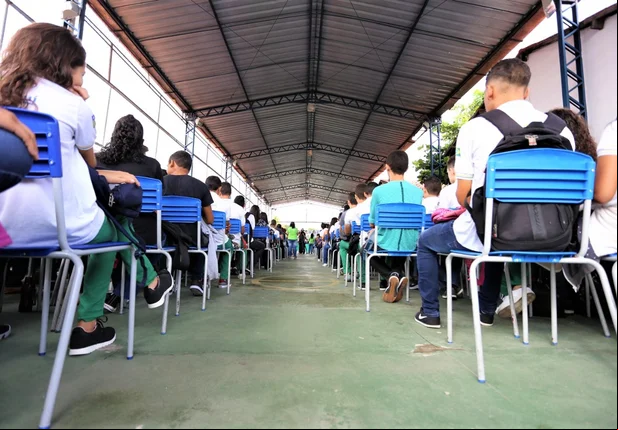 Estudantes na abertura do ano letivo