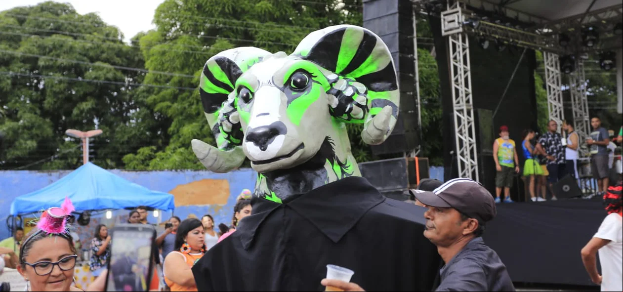 Bonecos no bloco Vaca Atolada