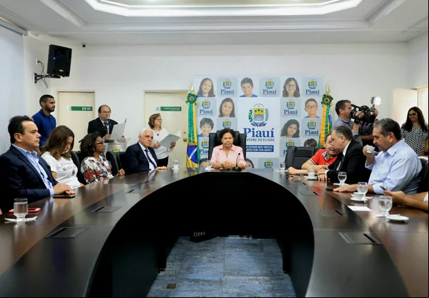 Regina Sousa assina decreto para transporte de mães