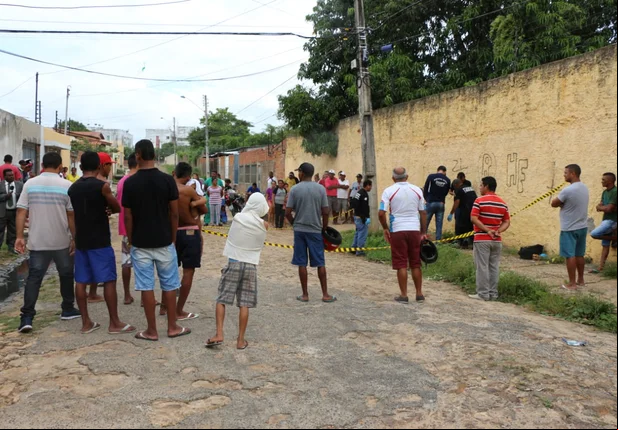 Departamento de Homicídios no local do crime