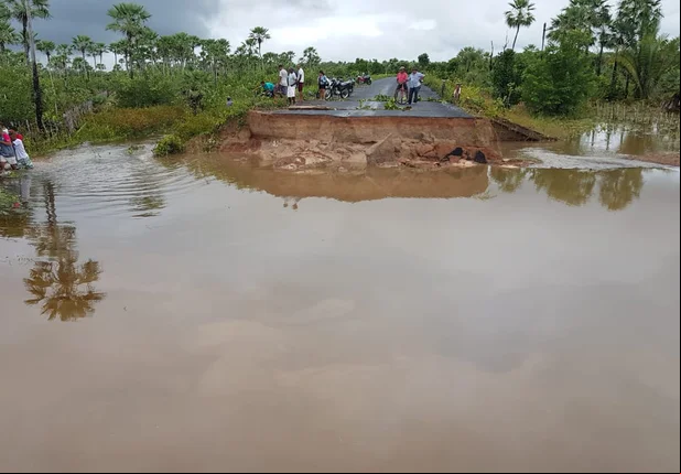 Rodovia PI 366 rompe e deixa cratera de cerca de 30 metros