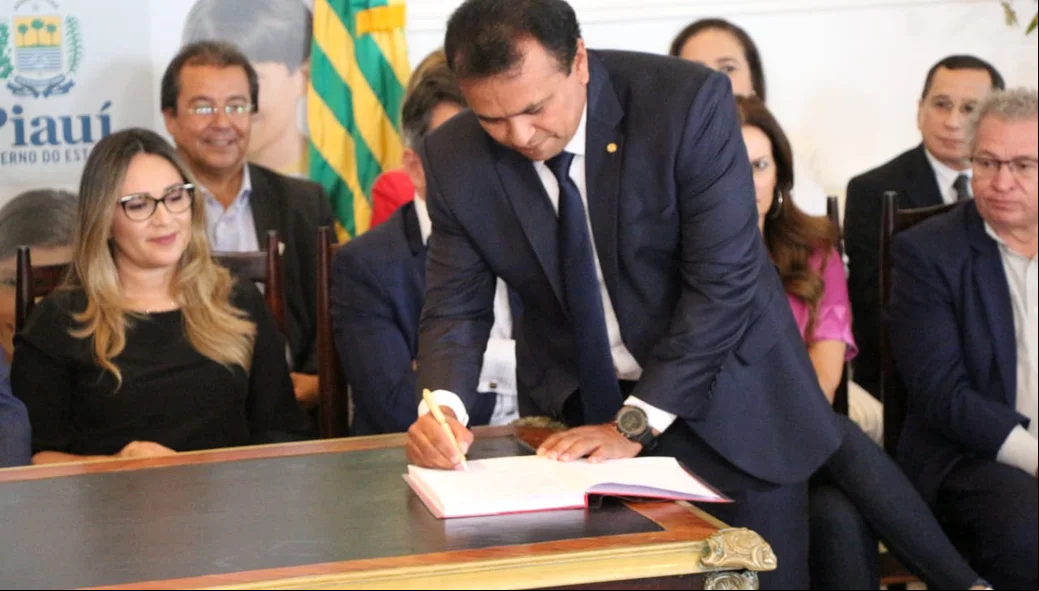 Fábio Abreu assina posse