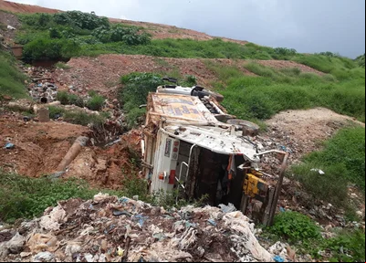Caminhão da CTA Teresina capota no lixão