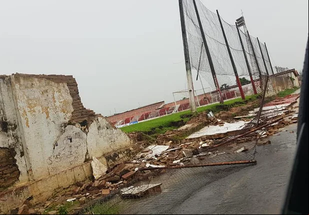 Muro do estádio caiu após forte chuva