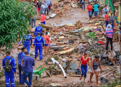 Destruição no Parque Rodoviário após enxurrada