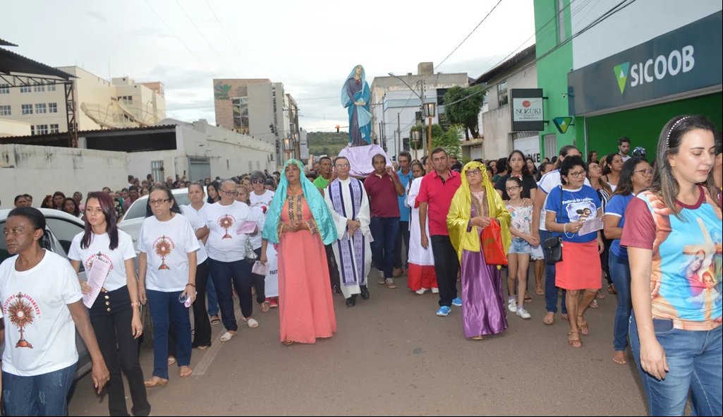 Procissão com a imagem de Nossa Senhora das Dores