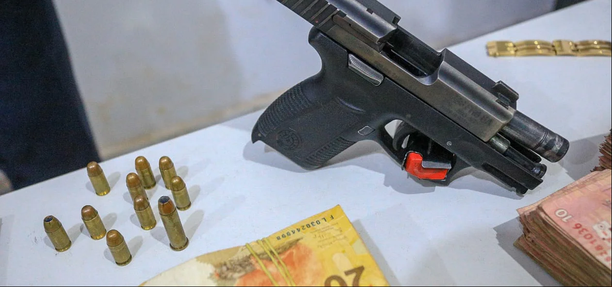 Arma apreendida na casa de um dos membros da quadrilha 