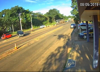 Câmera registra fuga de assaltantes de banco na BR 343