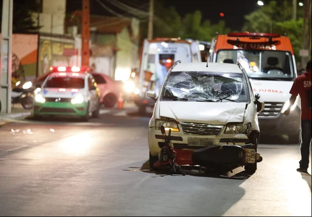 Acidente envolvendo três veículos na Avenida Miguel Rosa