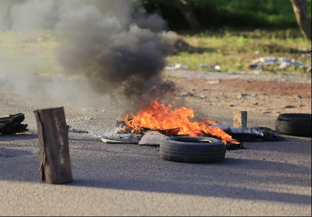 Avenida principal da Vila Santa Bárbara é bloqueada por moradores