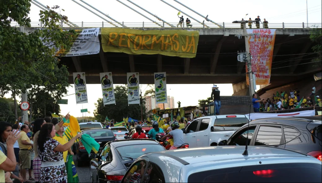 Apoiadores de Bolsonaro realizam ato em Teresina