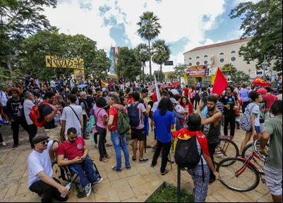 Estudantes voltam a protestar contra cortes na educação em Teresina