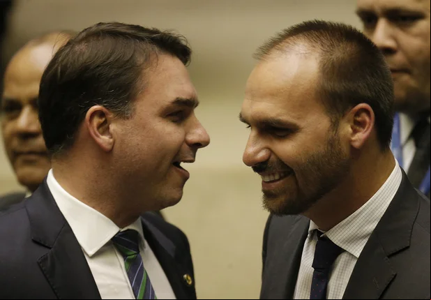 Flávio Bolsonaro e Carlos Bolsonaro
