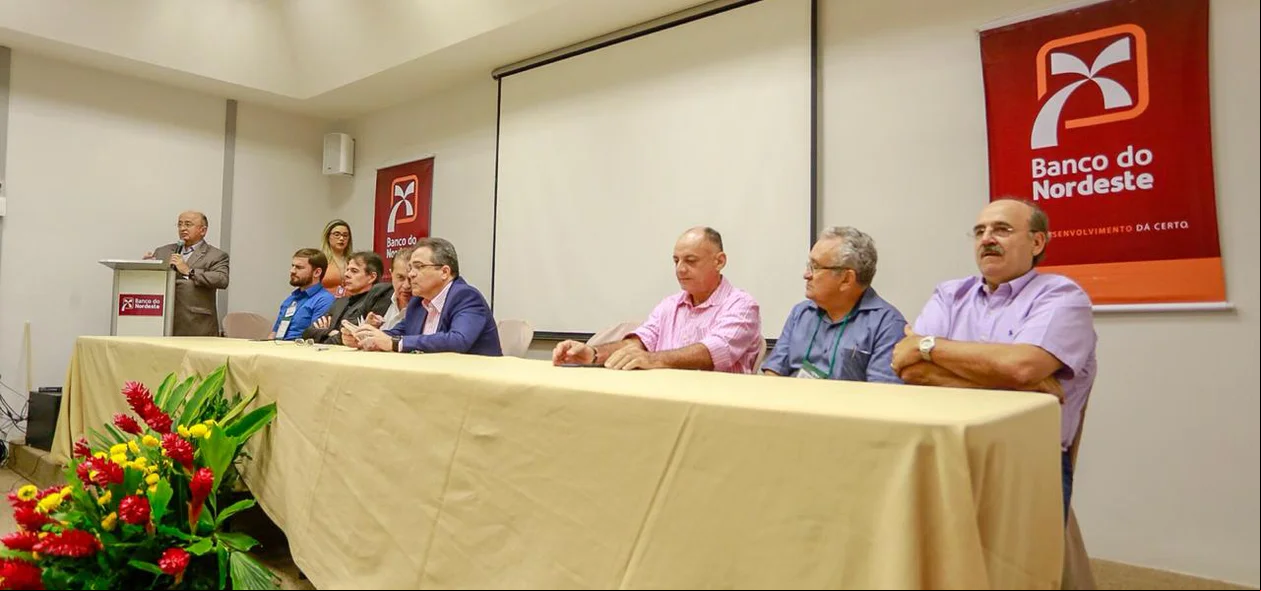 Autoridades em solenidade no Banco do Nordeste