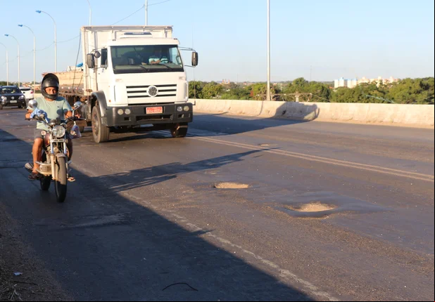 Ponte do Tancredo Neves em Teresina está cheia de buracos