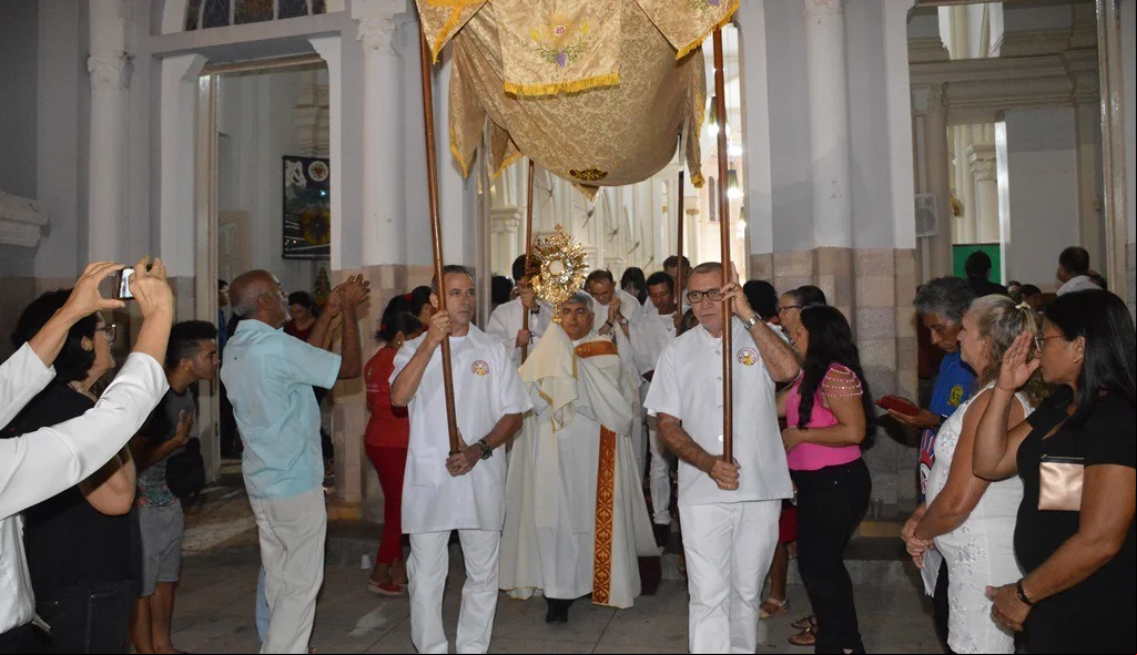 Procissão deixa a Catedral