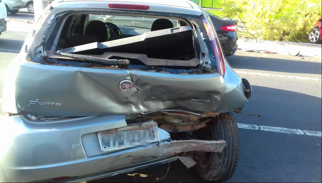 Traseira do veículo ficou destruída