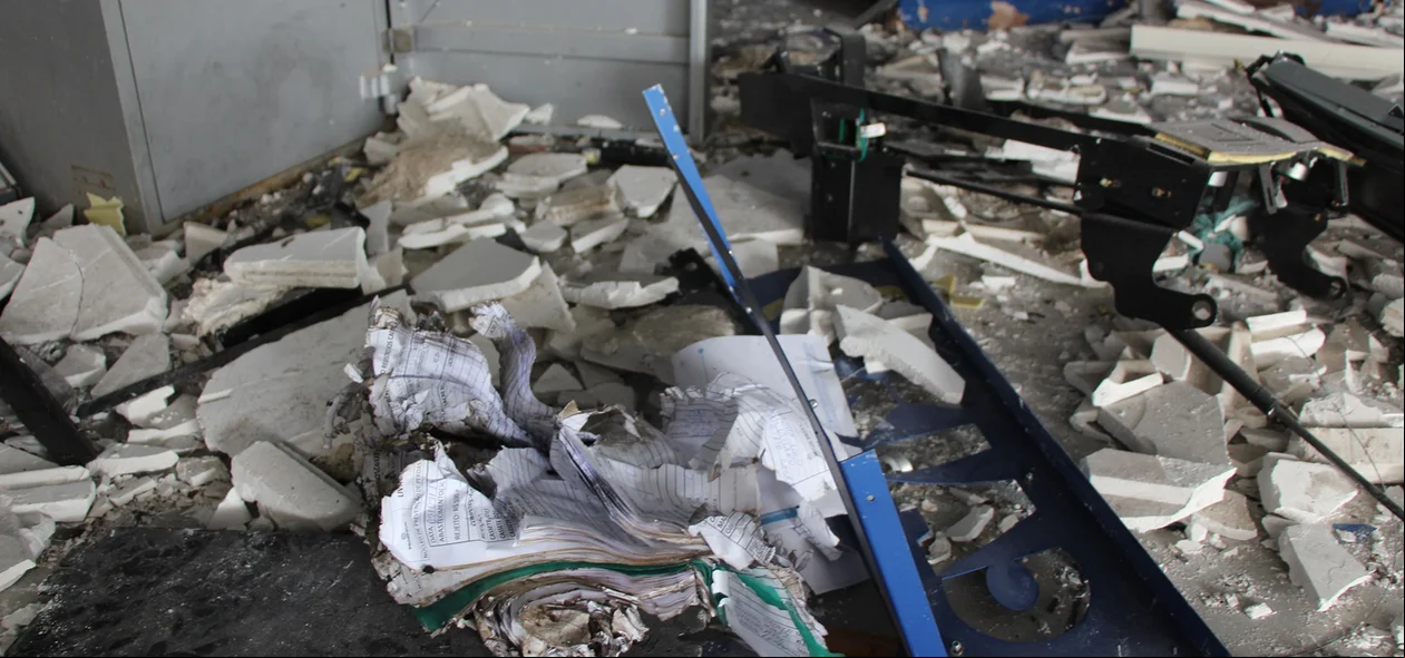 Destroços que restaram do posto de autoatendimento da Caixa Econômica Federal da Frei Serafim
