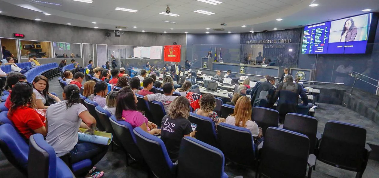 Vereadores votam proibição de professores de participar de assembleias