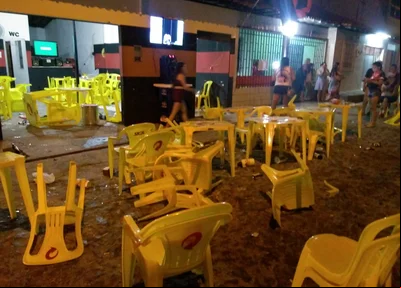 Bar tem mesas reviradas após confusão entre torcidas adversárias