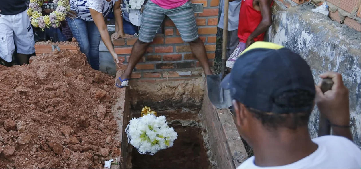 Mãe de Gabriel Brenno se despedindo do jovem que foi baleado na cabeça
