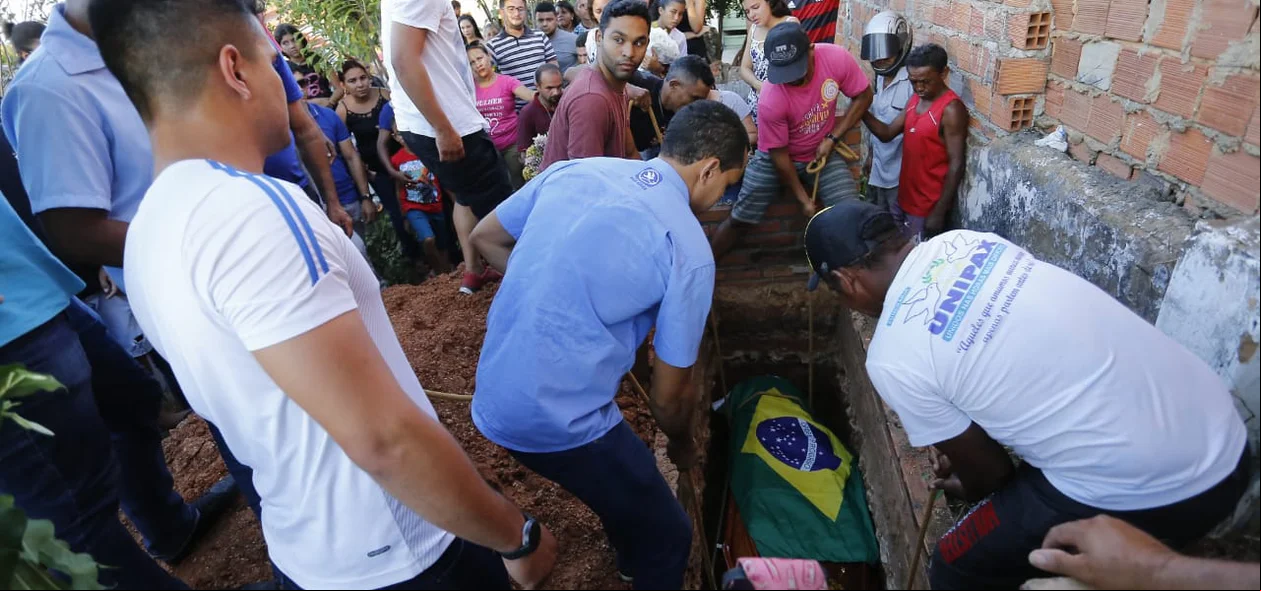 Momento em que Gabriel é enterrado