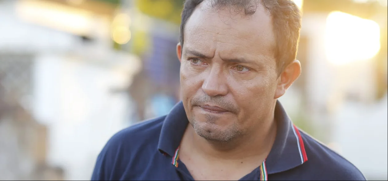 Pai de Gabriel Brenno chora no enterro do filho