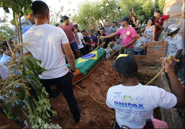 Corpo de Gabriel Brenno é enterrado