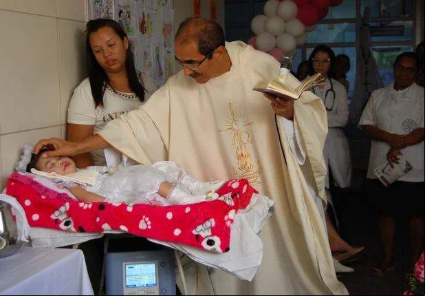 Bebê é batizada no HUT