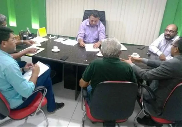 Professor Ribinha em reunião