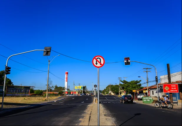 Semáforo na Avenida Higino Cunha em Teresina Piauí 