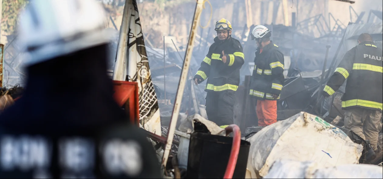 Bombeiros no local 