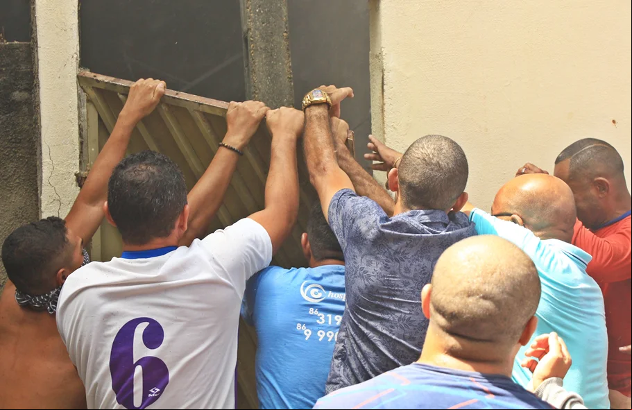 Moradores arrombam portão de residência