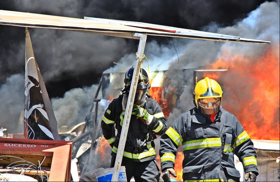 No local os bombeiros realizaram a retirada de materiais