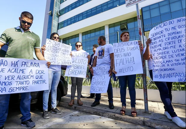 Família de Gabriel Brenno realiza manifestação no Fórum Criminal