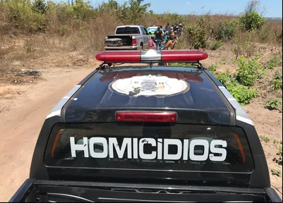 Departamento de Homicídios no local do crime