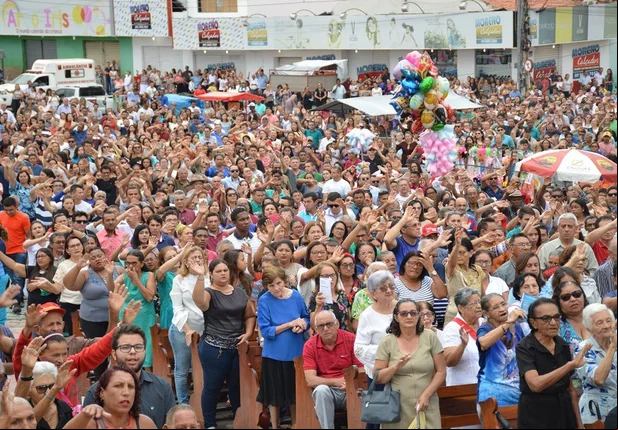 Fiéis na Praça Justino Luz em Picos 