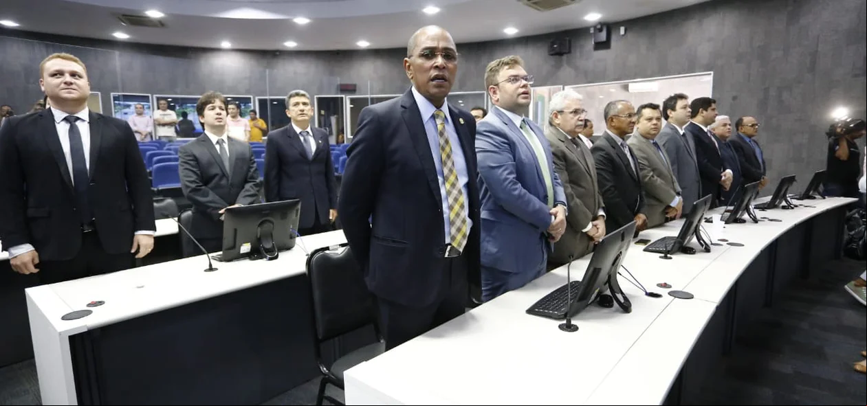 Autoridades políticas presentes na solenidade